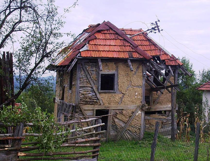 ЛУКАВАЦ, 19. СЕПТЕМБРА /СРНА/ - У српском селу Бријесница Горња код Лукавца, у којем је прије ратних дешавања живјело 570 становника, није обновљена ниједна кућа нити су омогућени услови за одрживи повратак након што су протјерани 1995. године, изјавио је Срни Лазо Трипуновић, чија је имовина у овом озренском селу уништена.