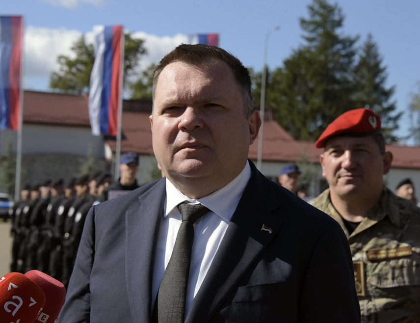 БАЊАЛУКА, 12. ЈУНА /СРНА/ - Министар унутрашњих послова /МУП/ Републике Српске Жељко Будимир рекао је да су матуранти Средње школе унутрашњих послова показатељ да су Република Српска, њен систем и Управа за полицијско образовање способни да образују кадар који квалитетно обавља послове и задатке у професионалној служби.