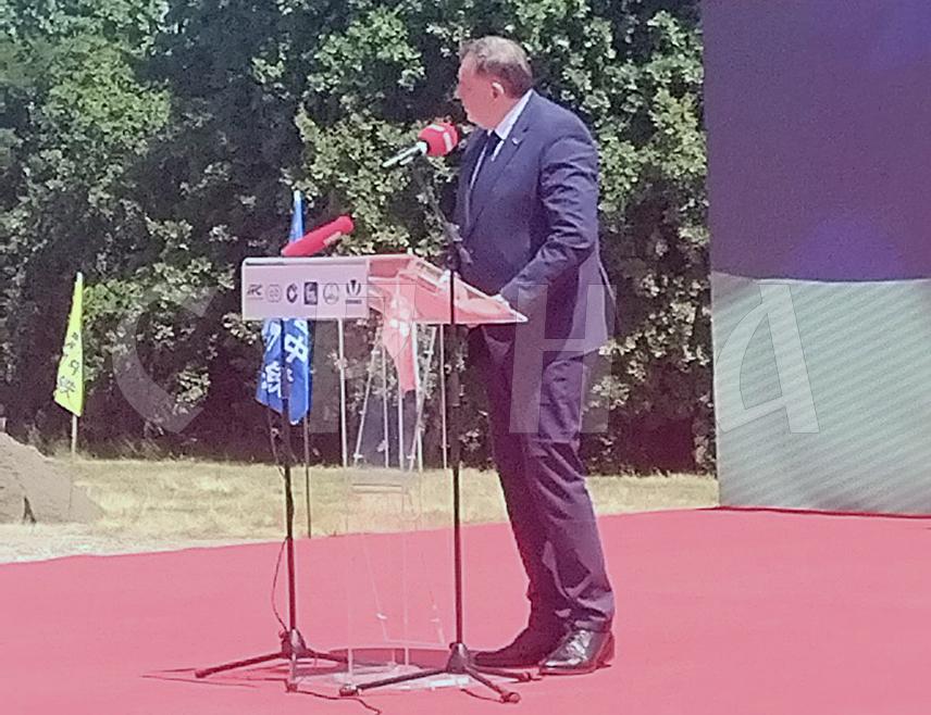БИЈЕЉИНА, 12. ЈУНА /СРНА/ - Предсједник СНСД-а Милорад Додик истакао је данас у Великој Обарској код Бијељине да је Република Српска показала институционалну способност да са кинеским компанијама реализује значајне инфраструктне пројекте, међу којима је изградња ауто-путева.