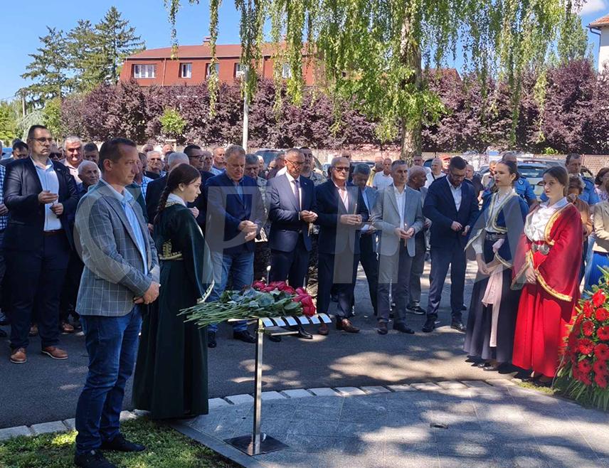ГРАДИШКА, 12.ЈУНА /СРНА/ - У Градишци су данас обиљежене 34 године од формирања Лаке пјешадијске бригаде Градишка и 19. пјешадијске србобранске бригаде Војске Републике Српске /ВРС/, а тим поводом служен је парастос и положени вијенци код Централног спомен-обиљежја борцима погинулим у Одбрамбено-отаџбинском рату.