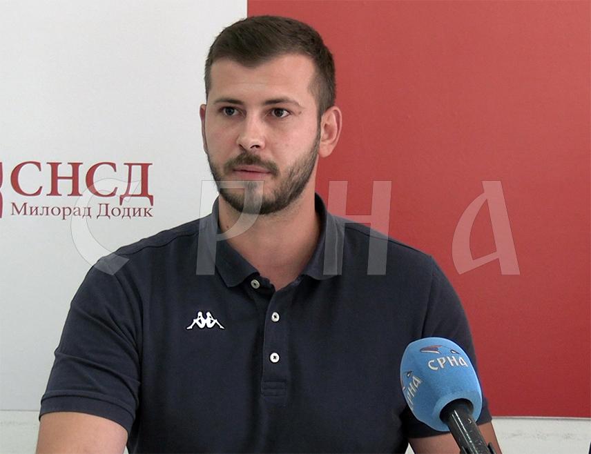 ИСТОЧНА ИЛИЏА, 12. ЈУНА /СРНА/ - Одборник СНСД-а у СО Источна Илиџа Урош Бјелица изјавио је да је Влада Републике Српске у ову локалну заједницу од 2022. године до данас уложила  8,2 милиона КМ, те истакао да се начелник општине Маринко Божовић бави популистичком причом, а не зна у општинском буџету да направи приоритете.