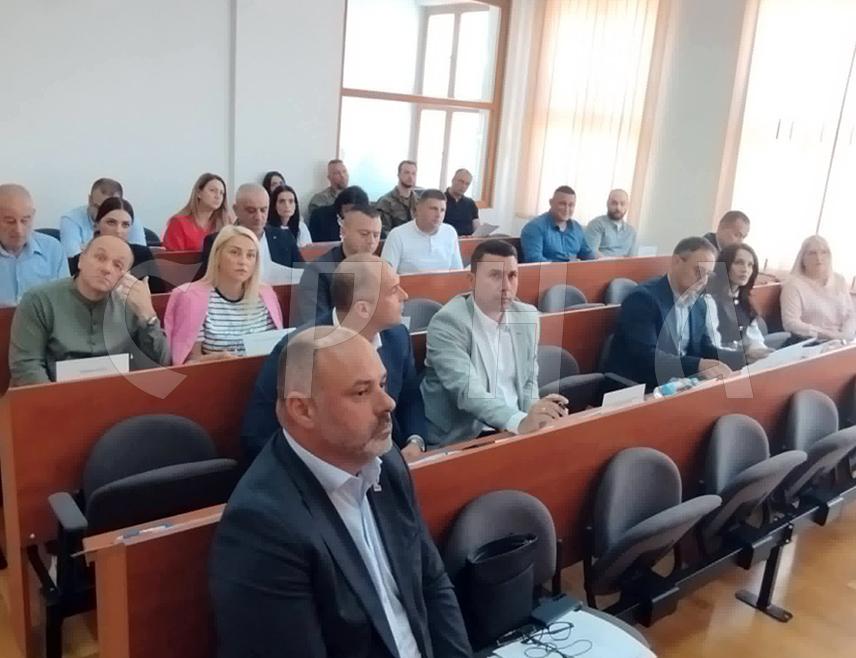 ВИШЕГРАД, 12. ЈУНА /СРНА/ - Одборници Скупштине општине Вишеград усвојили су данас Нацрт ребаланса овогодишњег општинског буџета од 20.470.000 КМ, што је за 17,59 одсто више од буџетског износа.