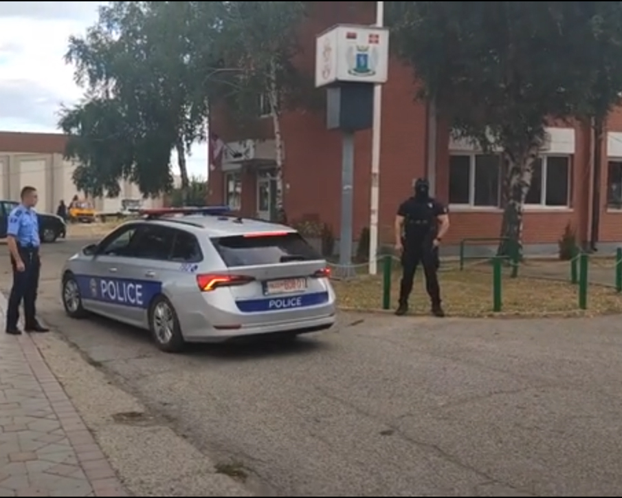 БЕОГРАД, 13. ЈУНА /СРНА/ - Ухапшеним директорима двије основне школе на подручју Косовске Каменице Драгану Крстићу и Неговану Васићу одређен је кућни притвор.