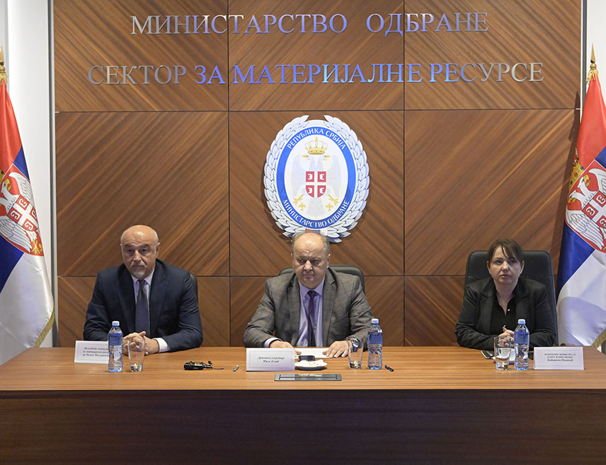БЕОГРАД, 7. ДЕЦЕМБРА /СРНА/ - Представници Министарства одбране и одбрамбене индустрије Србије потписали су данас уговоре у оквиру финансијског пакета вриједног 100 милиона евра који је Србија обезбиједила за други циклус инвестиција.