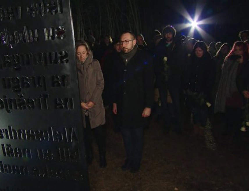 ЗАГРЕБ, 7. ДЕЦЕМБРА /СРНА/ - На загребачком Сљемену вечерас је откривена спомен-плоча и одржана комеморација за породицу Зец која је убијена прије 32 године на овом локалитету.