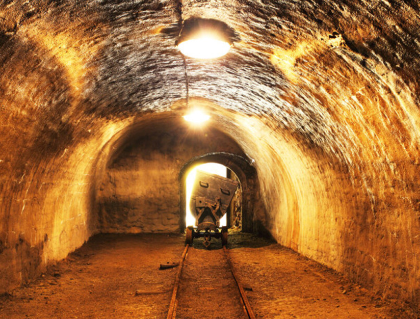 МОСКВА, 19. МАРТА /СРНА/ - Најмање 13 рудара блокирано је усљед урушавања једног дијела рудника злата на Далеком истоку Русије, саопштили су регионални званичници.