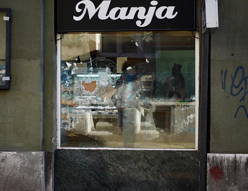 САРАЈЕВО, 28. МАРТА /СРНА/ - У Сарајеву су на двије локације оштећени стаклени излози пекаре "Мања", потврдила је Срни портпарол МУП-а Кантона Сарајево Мерсиха Новалић.