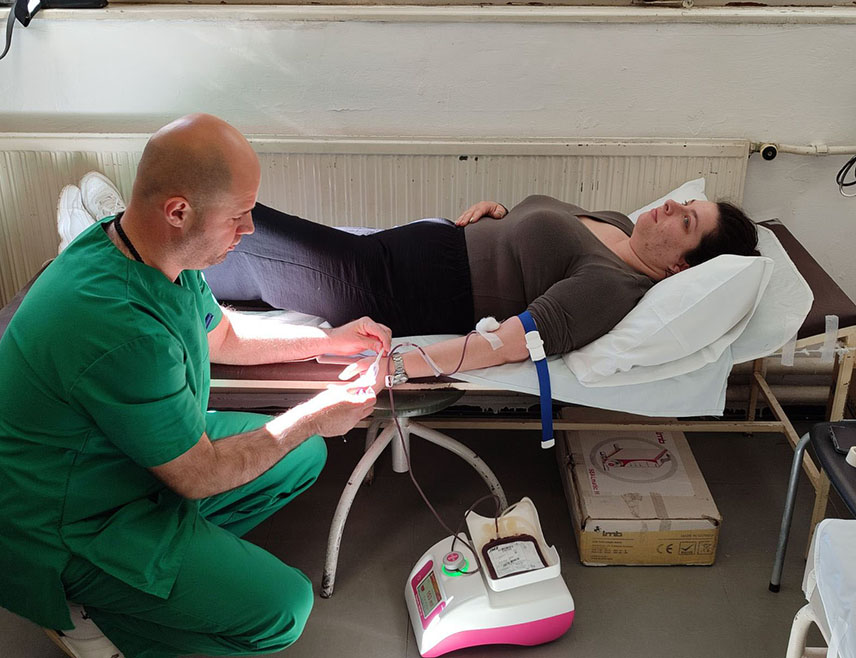 БРАТУНАЦ, 28. МАРТА /СРНА/ - У Братунцу је данас организована акција добровољног давања крви у којој је прикупљено 49 доза најдрагоцјеније течности, рекла је Срни секретар локалног Црвеног крста Мирјана Остојић.