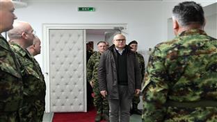 Београд - Вучевић обишао Оперативни центар одбране