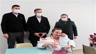 Источно Сарајево - Ћосић и Југовић даровали прве бебе рођене у овој години