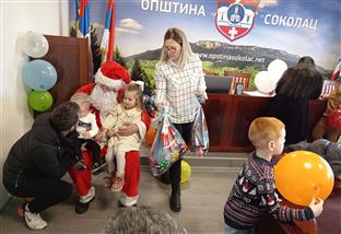 Соколац - подјељени новогодишњи пакетићи