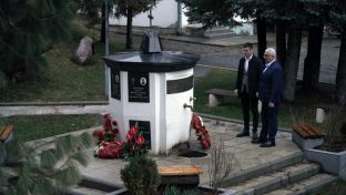 Подгорица - Нато бомбардовање 1999. - Мандић положио вијенац страдалима у Мурину