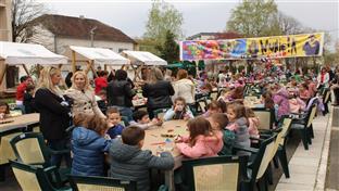 Србац - дјеца фарбала јаја на градском тргу