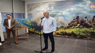 Градишка - фото-монографија "Градишка у загрљају ријеке Саве"