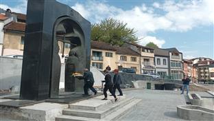 Зворник - заробљена и нестала лица - положен вијенац на споменик погинулим борцима