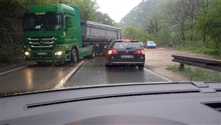 Зворник - успоред саобраћај због одрона  у мјесту Кушлат