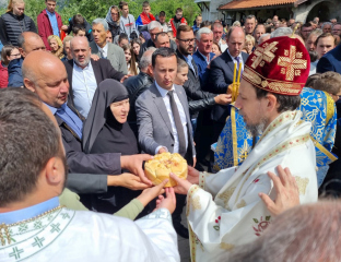 Tребиње - ломљење славског колача - манастир Светог Василија у Мркоњићима