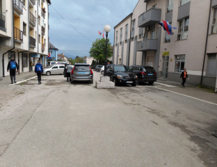 Братунац - возила америчке амбасаде испред зграде Општине