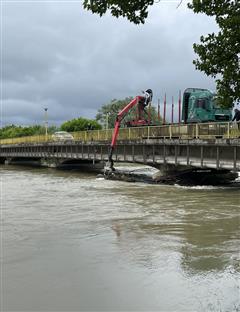Приједор - уклањање грања са градског моста на Сани