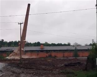 Добој - контролисаним минирањем срушен димњак "Старе циглане"