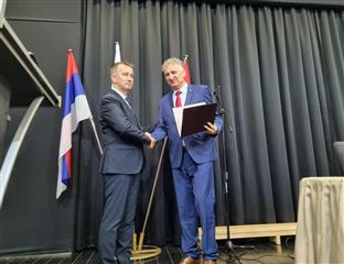 Република Српска - Невесиње - признање Вучићу преузео Адам Шукало