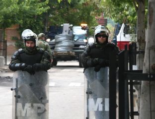 Србија - Звечан - Кфор - постављање бодљикаве жице