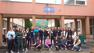 Милићи - основци уређују школско двориште