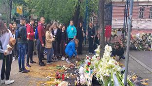 Београд - хиљаде ђака одају почаст убијенима у школи на Врачару