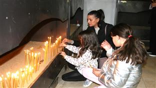 Грачаница - манастир - паљење свијећа страдалим ученицима из Београда