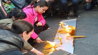 Бањалука - Трг Крајина - паљење свијећа трагично страдалима у школи на Врачару