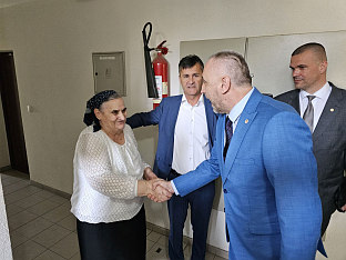 Република Српска - Угљевик -  уручена рјешења за пет станова - Егић