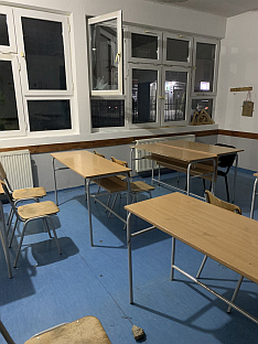 Србија - Косово и Метохија - каменована школа 