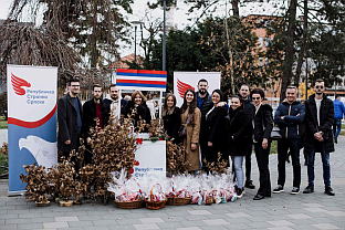 Република Српска - Бијељина - Омладина РСС - подјела бадњака и пакетића