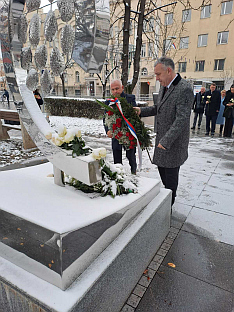Република Српска - Дан Републике - споменик 12 бањалучких беба