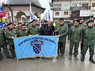 Република Српска -  Исак позирао са ветеранима "Живиничких оса"