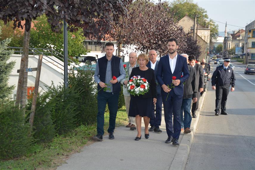 ПРИЈЕДОР, 10. ОКТОБРА /СРНА/ - Симболичним бацањем цвијећа у ријеку Сану у Приједору је данас обиљежено 28 година од егзодуса Срба из Санског Моста, гдје је до рата живјело њих 27.000.
