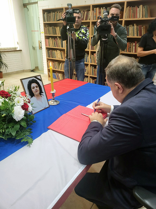 БИЈЕЉИНА,10. ОКТОБРА /СРНА/- Предсједник Републике Српске Милорад Додик уписао се данас у књигу жалости отоврену у Бијељини поводом смрти директора Агенције за унапређење страних инвестиција /ФИПА/ БиХ Милице Марковић.