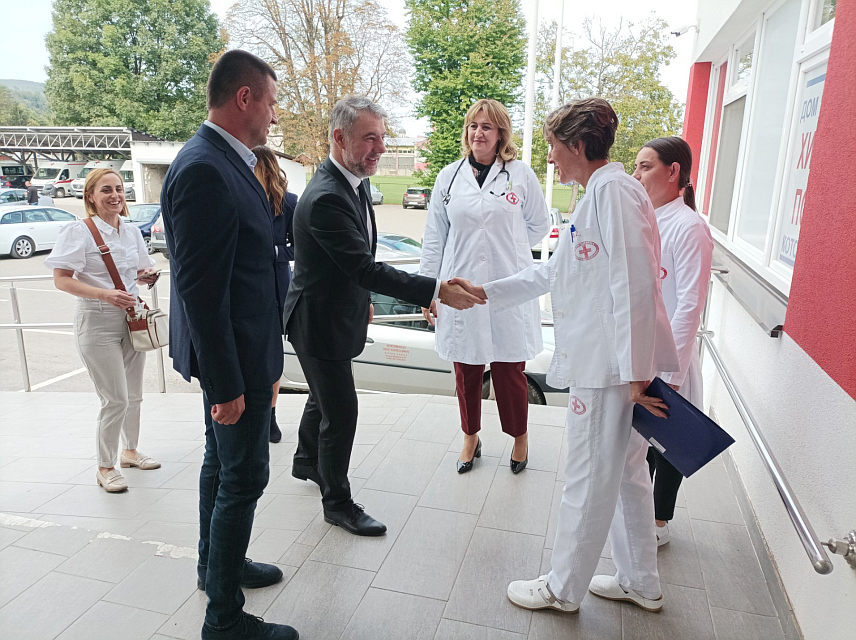 КОТОР ВАРОШ, 10. ОКТОБРА /СРНА/ - Министар здравља и социјалне заштите Републике Српске Ален Шеранић и директор которварошког Дома здравља Владимир Бибић у посјети Дому здравља у Котор Варошу.