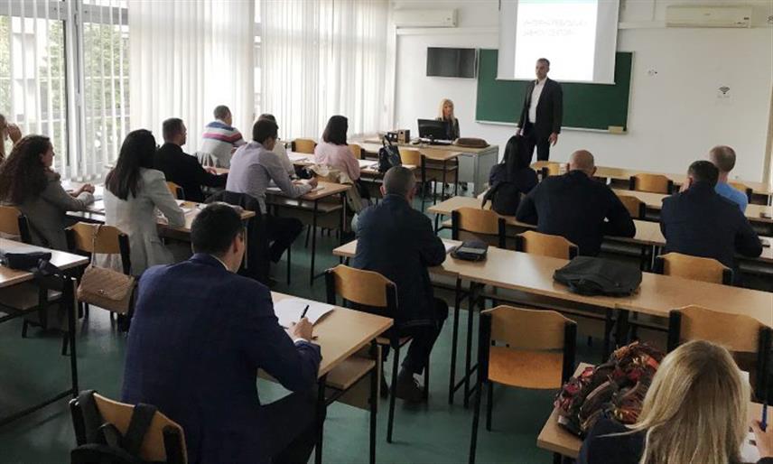 БАЊАЛУКА, 10. ОКТОБРА /СРНА/ - Централна јединица за хармонизацију финансијског управљања и контроле и интерне ревизије Министарства финансија Републике Српске, у сарадњи са Удружењем интерних ревизора Републике Српске, започела је 10. циклус теоретске обуке за стицање звања овлаштени интерни ревизор у јавном сектору Српске.
