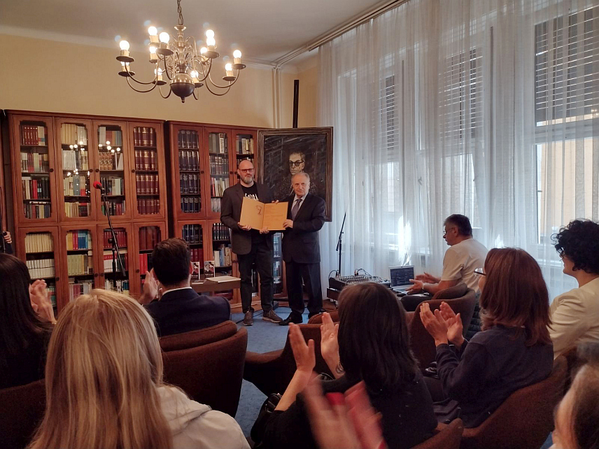 БЕОГРАД, 10. ОКТОБРА /СРНА/ - Андрићева награда данас је у Београду уручена писцу Дарку Тушевљаковићу за збирку прича "Хангар за снове" у издању Градске библиотеке "Карло Бијелицки" из Сомбора.