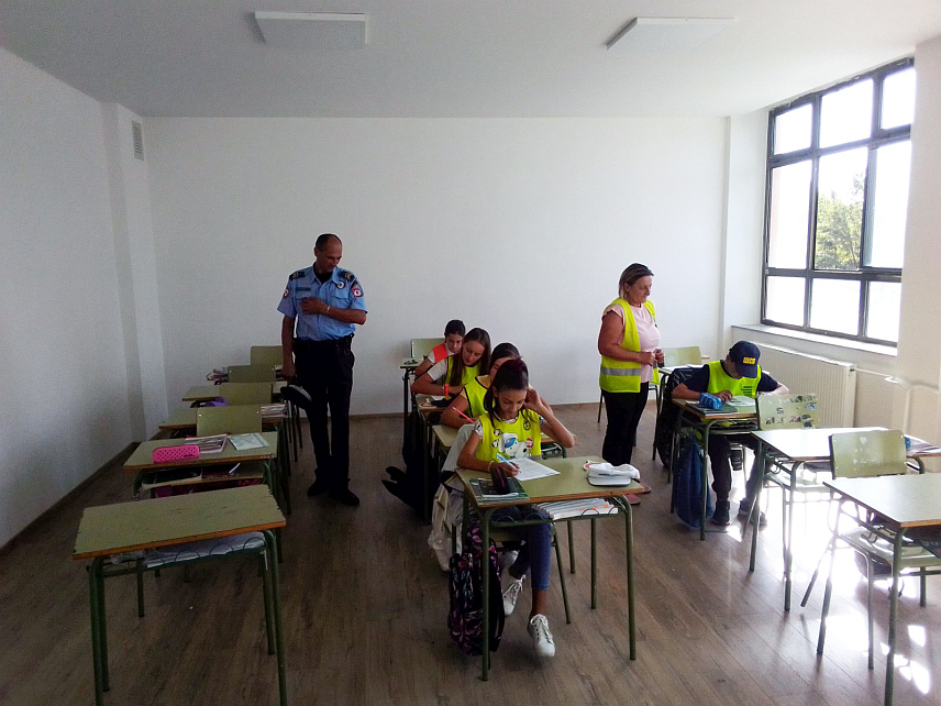 БЕРКОВИЋИ, 10. ОКТОБРА /СРНА/ - У Љубињу и Берковићима формиране су школске саобраћајне патроле с циљем да се ученици, који су међу најугроженијим учесницима у саобраћају, упознају како да правилно учествују у саобраћају, саопштено је из требињске Полицијске управе.