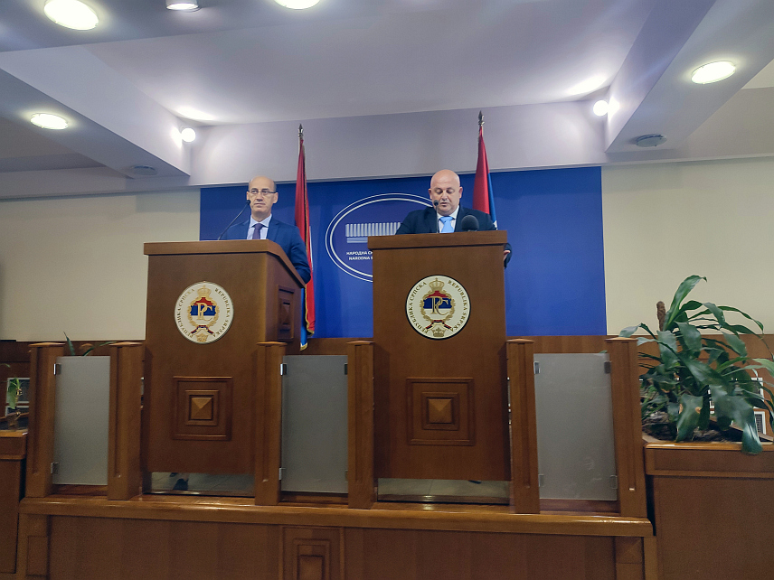 БАЊАЛУКА, 10. ОКТОБРА /СРНА/ - Посланици у Народној скупштини Републике Српске Рамиз Салкић и Амир Хуртић представили су у Бањалуци нацрт закона о службеној употреби службених језика БиХ у Републици Српској којим се, уз српски и хрватски, помиње и "босански".