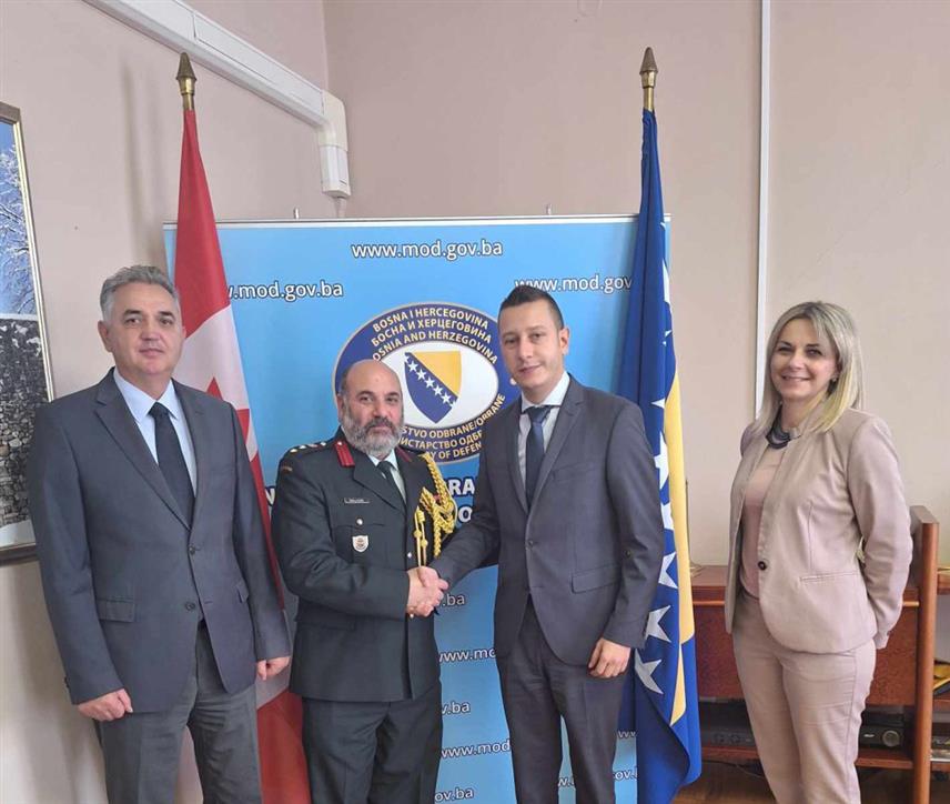 САРАЈЕВО, 10. ОКТОБРА /СРНА/ - Замјеник министра одбране у Савјету министара Александар Гогановић пренио је војном аташеу Канаде са сједиштем у Београду, бригадиру Андреу Салуму да је безбједносна ситуација у БиХ стабилна и да подржава продужење Еуфорове Мисије "Алтеа".