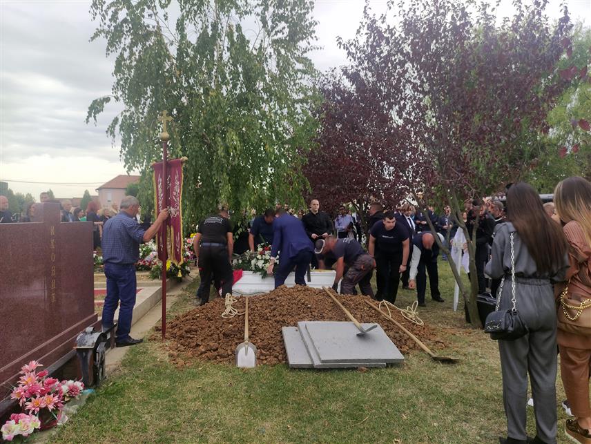 БИЈЕЉИНА, 10. ОКТОБРА /СРНА/ - На градском гробљу у Пучилама у Бијељини данас је у присуству породице, бројних пријатеља, колега, сарадника, грађана сахрањена Милица Марковић /56/ директор Агенције за унапређење страних инвестиција /ФИПА/ БиХ и вишедеценијски члан СНСД-а.