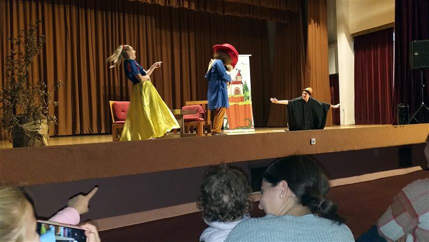 МИЛИЋИ, 10. ОКТОБРА /СРНА/ - Београдско позориште "Машине бајке" извело је вечерас у Дому рудара у Милићима представу за најмлађе "Меда Падингтон", а дјеца су се одушевљено упознала са овим популарним медвједићем и његовим бројним авантурама.