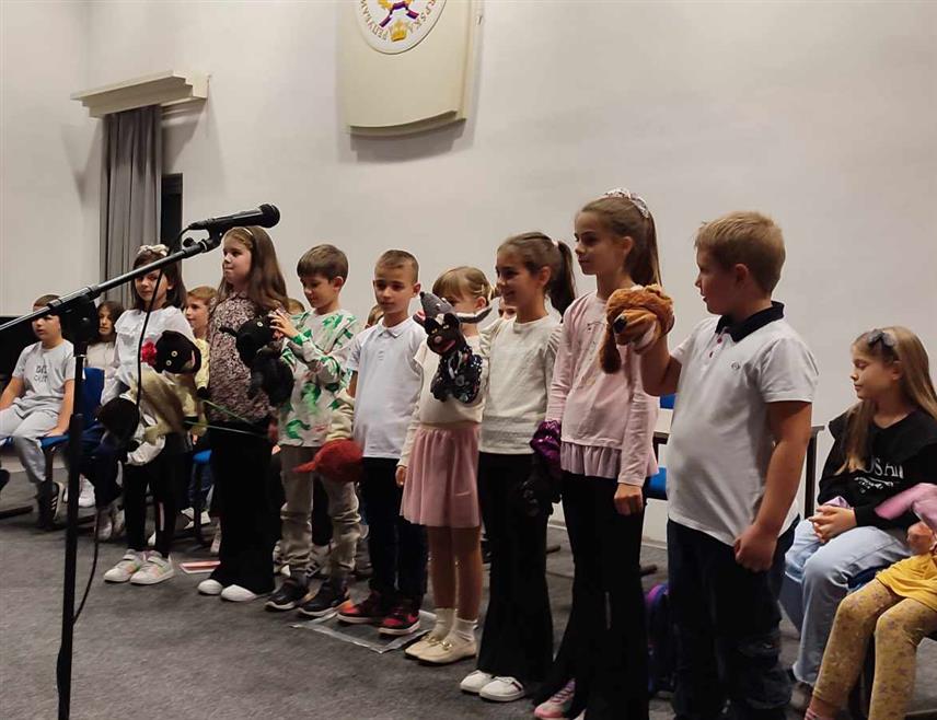 НОВИ ГРАД, 10. ОКТОБРА /СРНА/ - У Народној библиотеци у Новом Граду вечерас су изведена два игроказа по драмским текстовима награђеним на конкурсу Друштва учитеља Републике Српске.