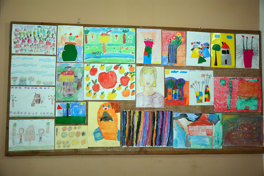 ПРИЈЕДОР, 10. ОКТОБРА /СРНА/ - У просторијама Дневног центра "Невен" у Приједору вечерас је отворена изложба корисника центра под називом "Свијет у боји" на којој су представљене слике, цртежи и скулптуре настале у протеклих шест мјесеци у 22 радионице.