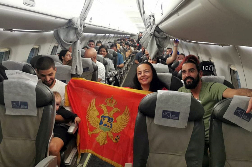 ПОДГОРИЦА, 10. ОКТОБРА /СРНА/ - Држављани Црне Горе и још осам земаља који су авионом "Ер Монтенегра" евакуисани из Израела слетјели су јутрос на подгорички аеродром, саопштено је из Министарства иностраних послова Црне Горе.