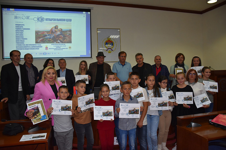 МРКОЊИЋ ГРАД, 11. ОКТОБРА /СРНА/ - У Мркоњић Граду је одржана 25. књижевна манифестација Октобарски књижевни одјеци "Око", на којој су стихове говорили пјесници из Мркоњић Града, Шипова и Бањалуке.