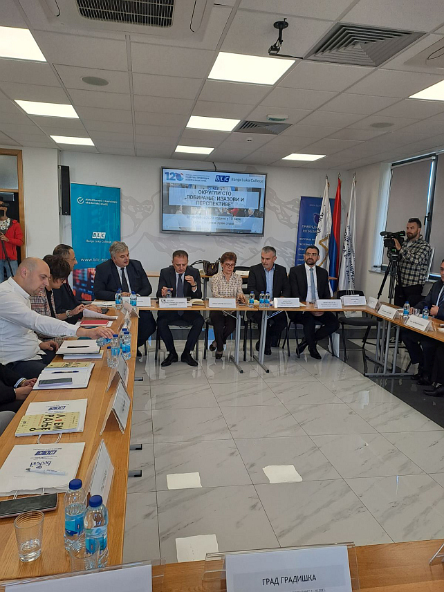 БАЊАЛУКА, 11. ОКТОБРА /СРНА/ - Министар финансија Републике Српске Зора Видовић и министар за европске интеграције и међународну сарадњу Републике Српске Златан Клокић на стручном скупу на тему „Лобирање: изазови о перспективе“.